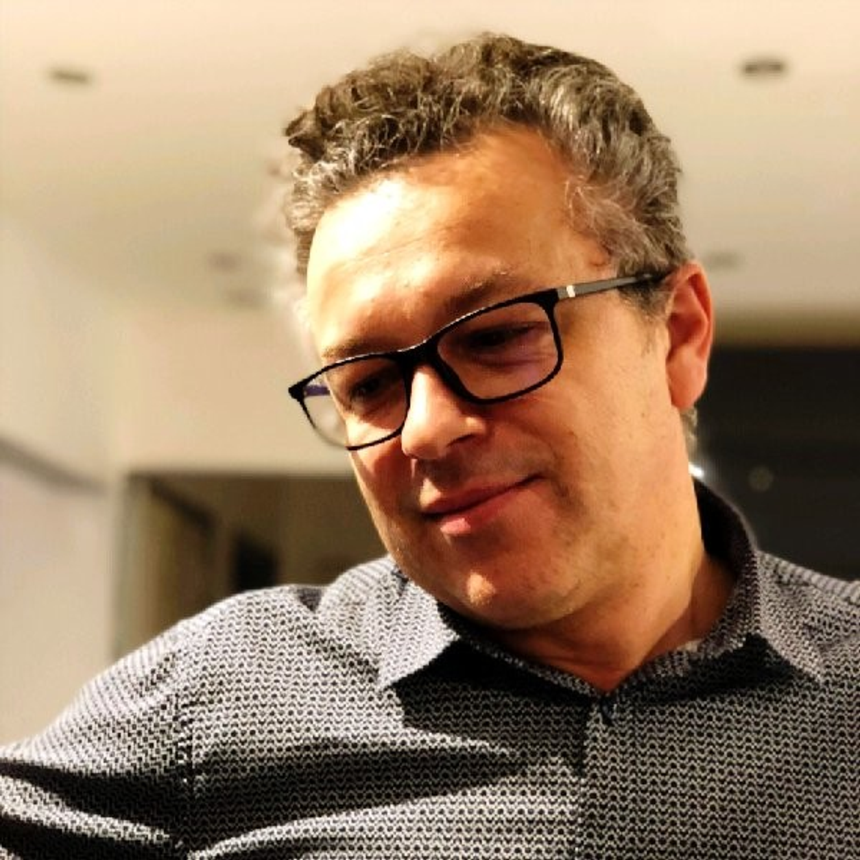 Retrato do perfil editorial de Caio Nascimento